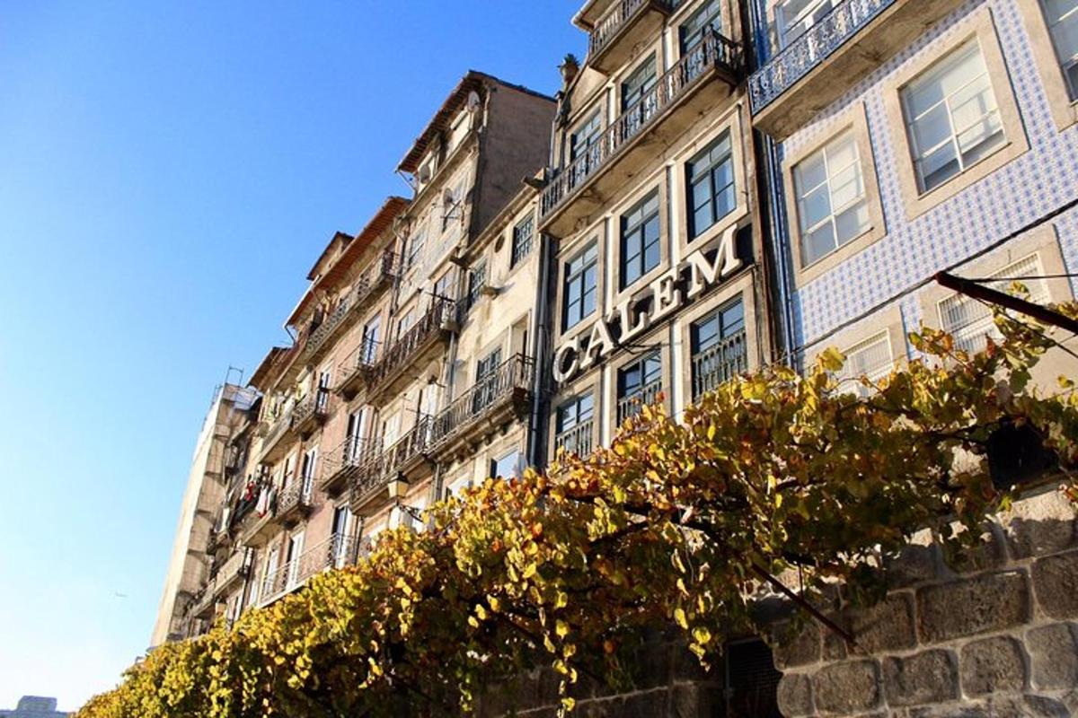 un edifici amb un rètol al costat