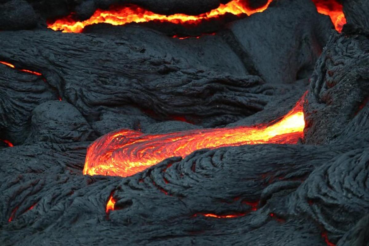un primo piano di una stufa con il fuoco acceso