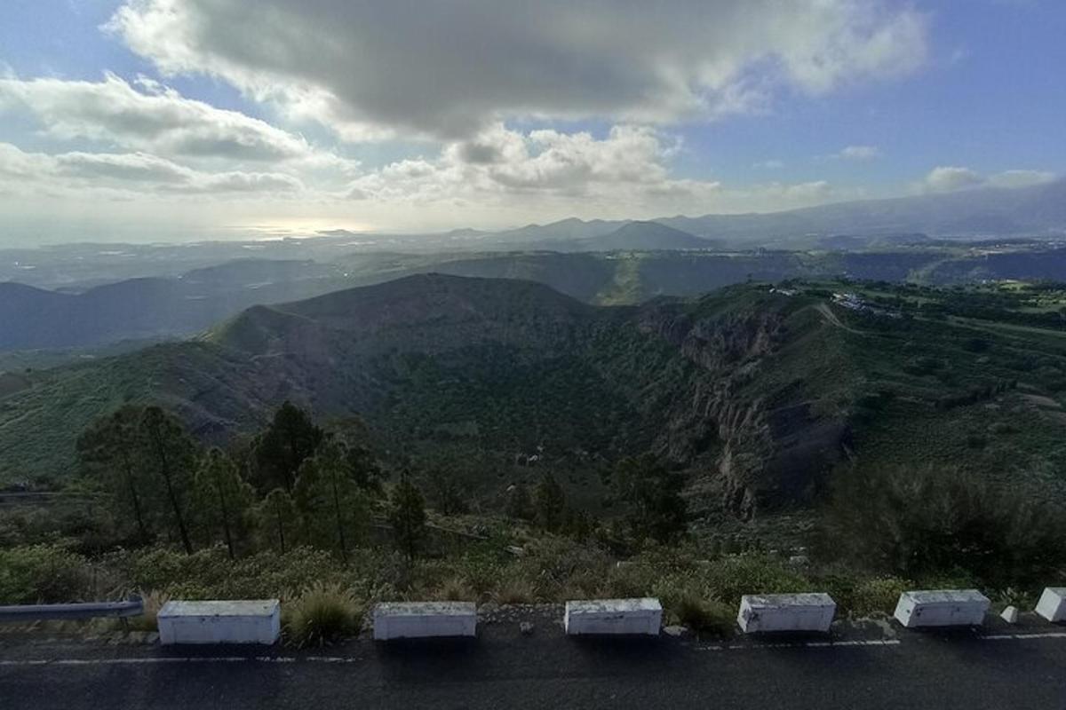 una vista d'una muntanya amb cotxes aparcats a la carretera