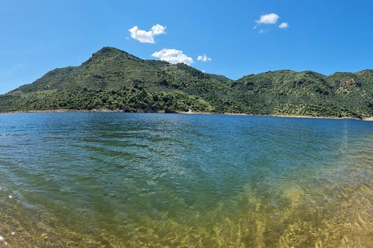 um grande corpo de água com uma montanha ao fundo