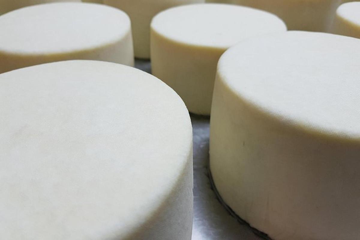 un primo piano di una torta bianca