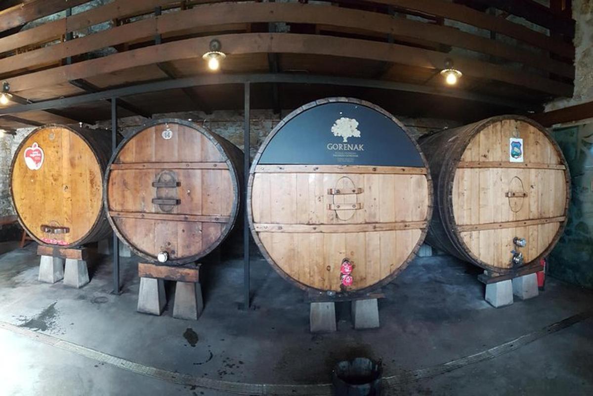 quattro botti di vino allineate in fila