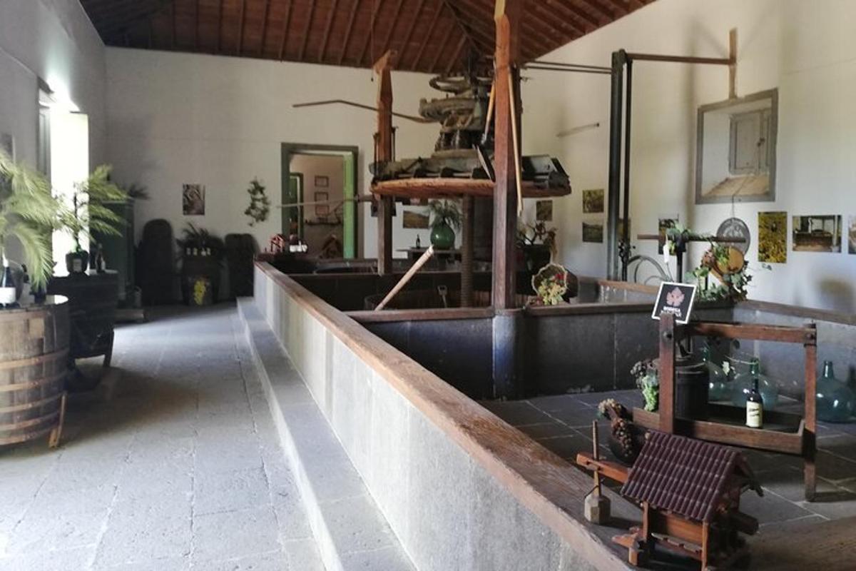 una habitació amb un taulell amb una taula i una habitació amb artefactesartefactesartefactesartefactes