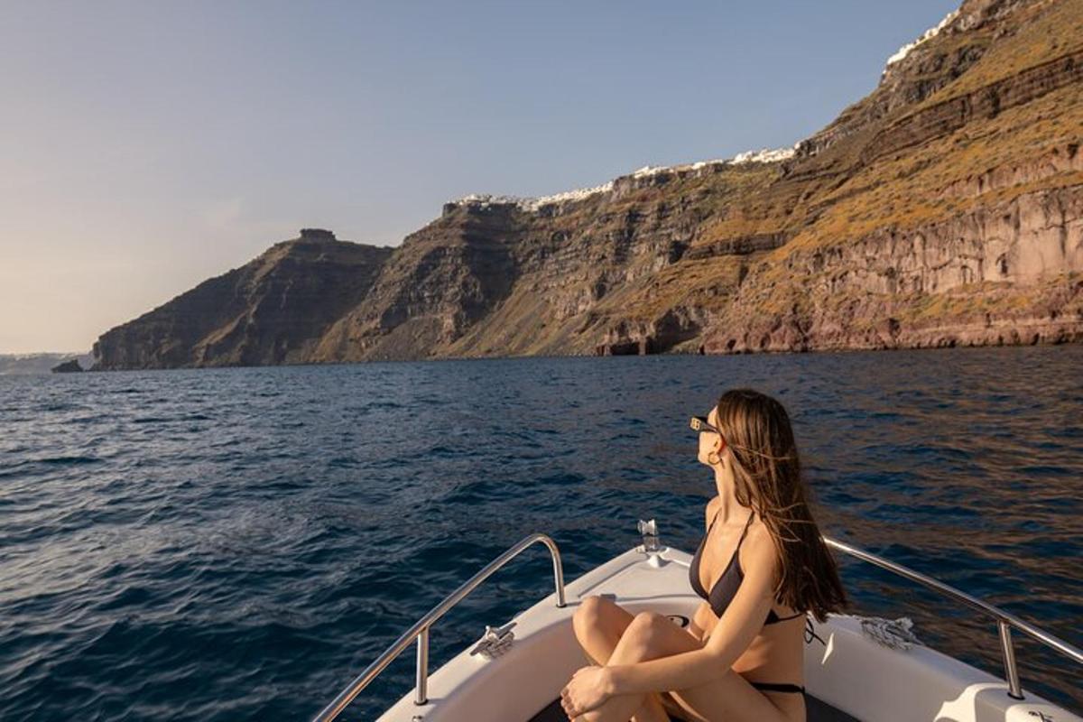 uma mulher sentada em um barco na água