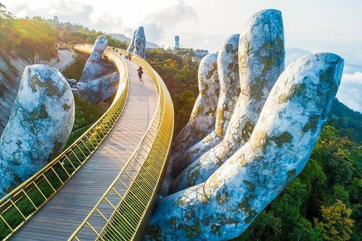 una vista di un ponte sospeso in una montagna