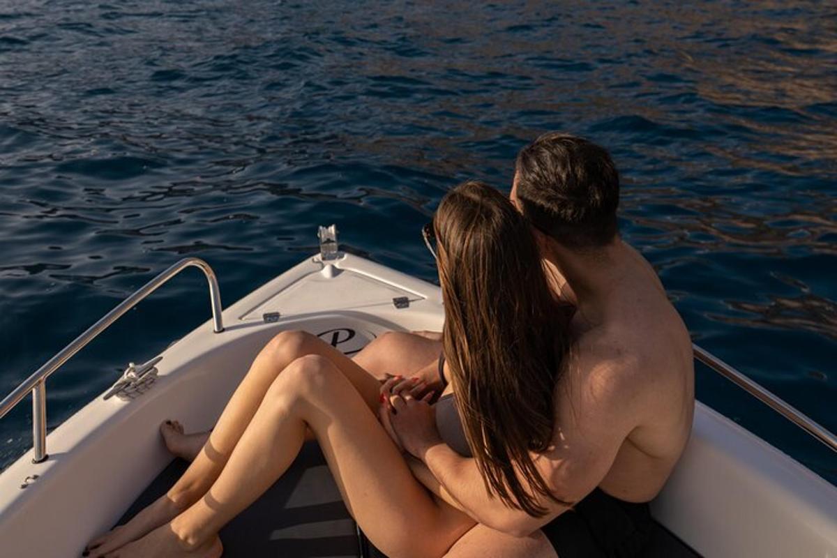 um homem e uma mulher sentados em um barco na água