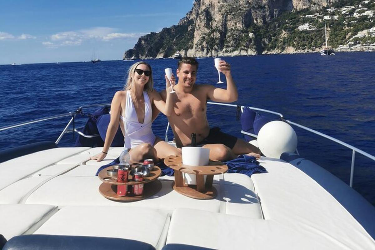 Un hombre y una mujer sentados en un barco en el agua