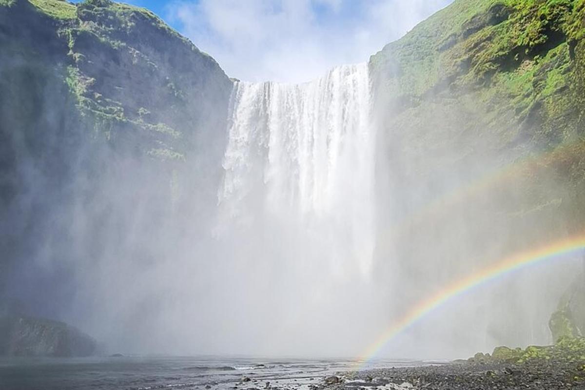 regnbogi fyrir framan foss