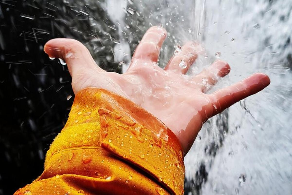 una mà a la pluja amb una mà a l'aigua
