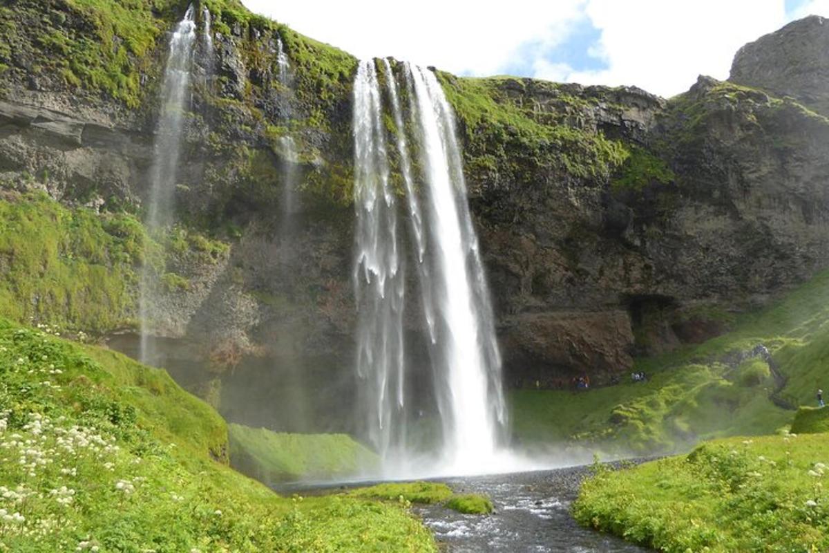 una cascada al vessant d'una muntanya