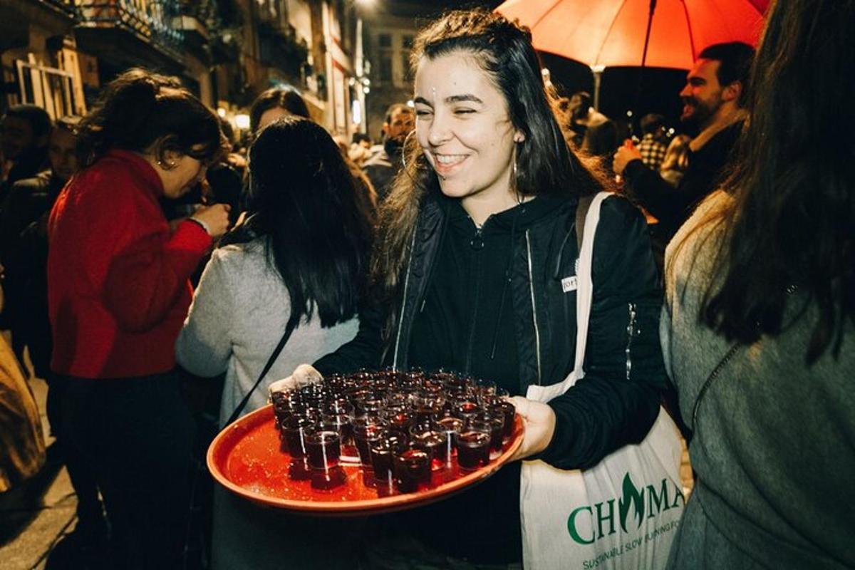 eine Frau hält einen Teller mit Schokoladendesserts