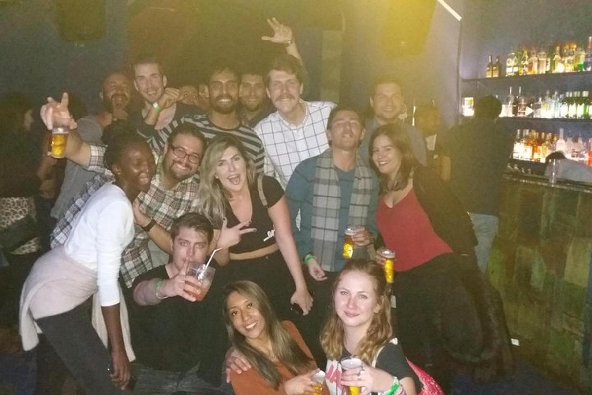eine Gruppe von Menschen, die in einer Bar für ein Foto posieren