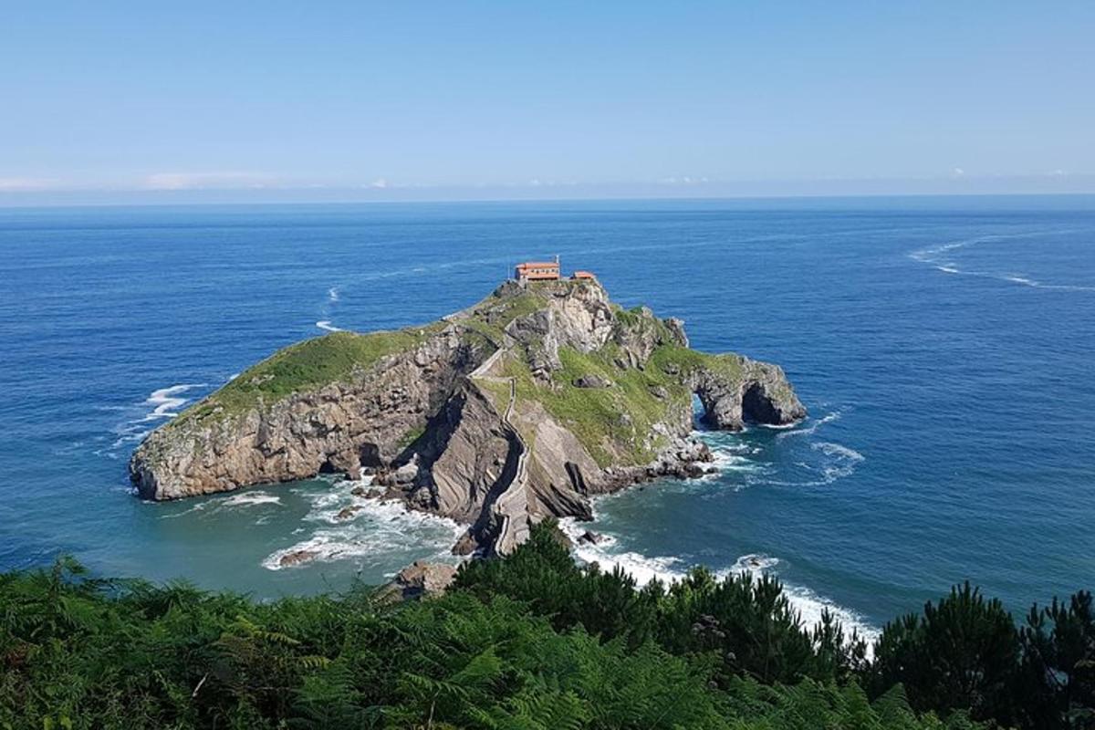 바다 속 작은 섬에 있는 집