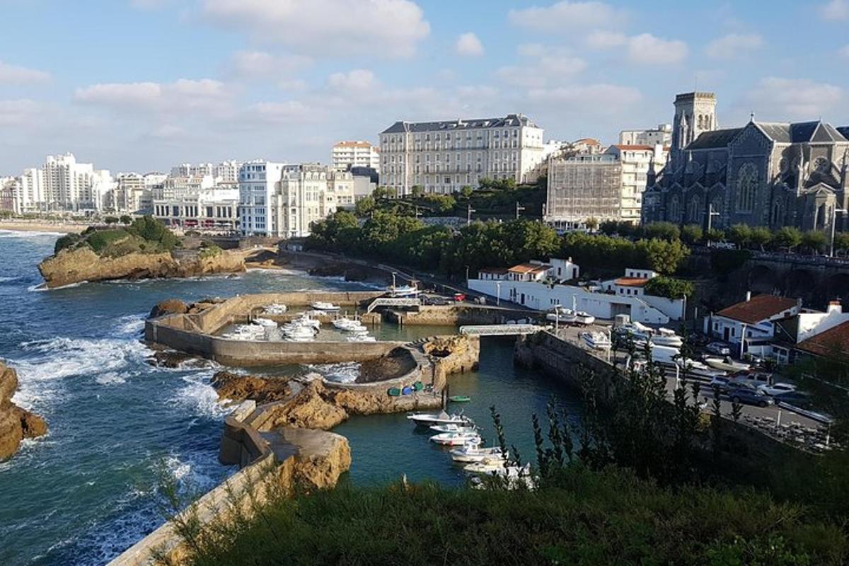 Un río con barcos en una ciudad con edificios.