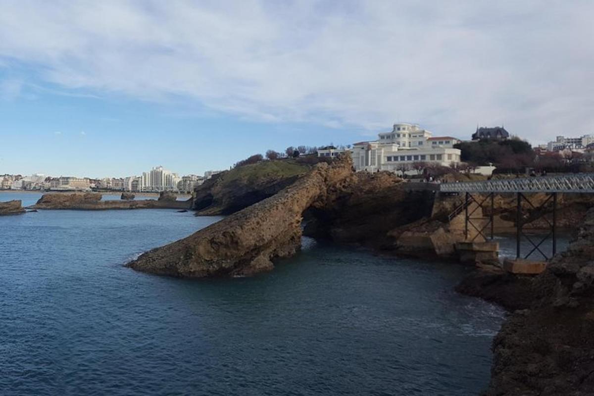 Un puente sobre un cuerpo de agua con un edificio.
