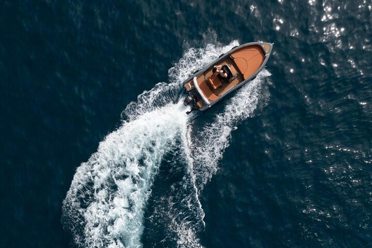 um pequeno barco na água com