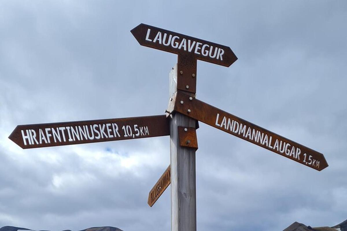 uma placa de rua com placas de rua em um poste