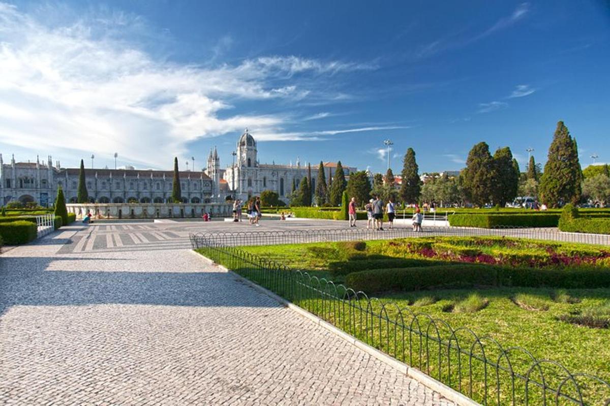 park s velkou budovou v pozadí