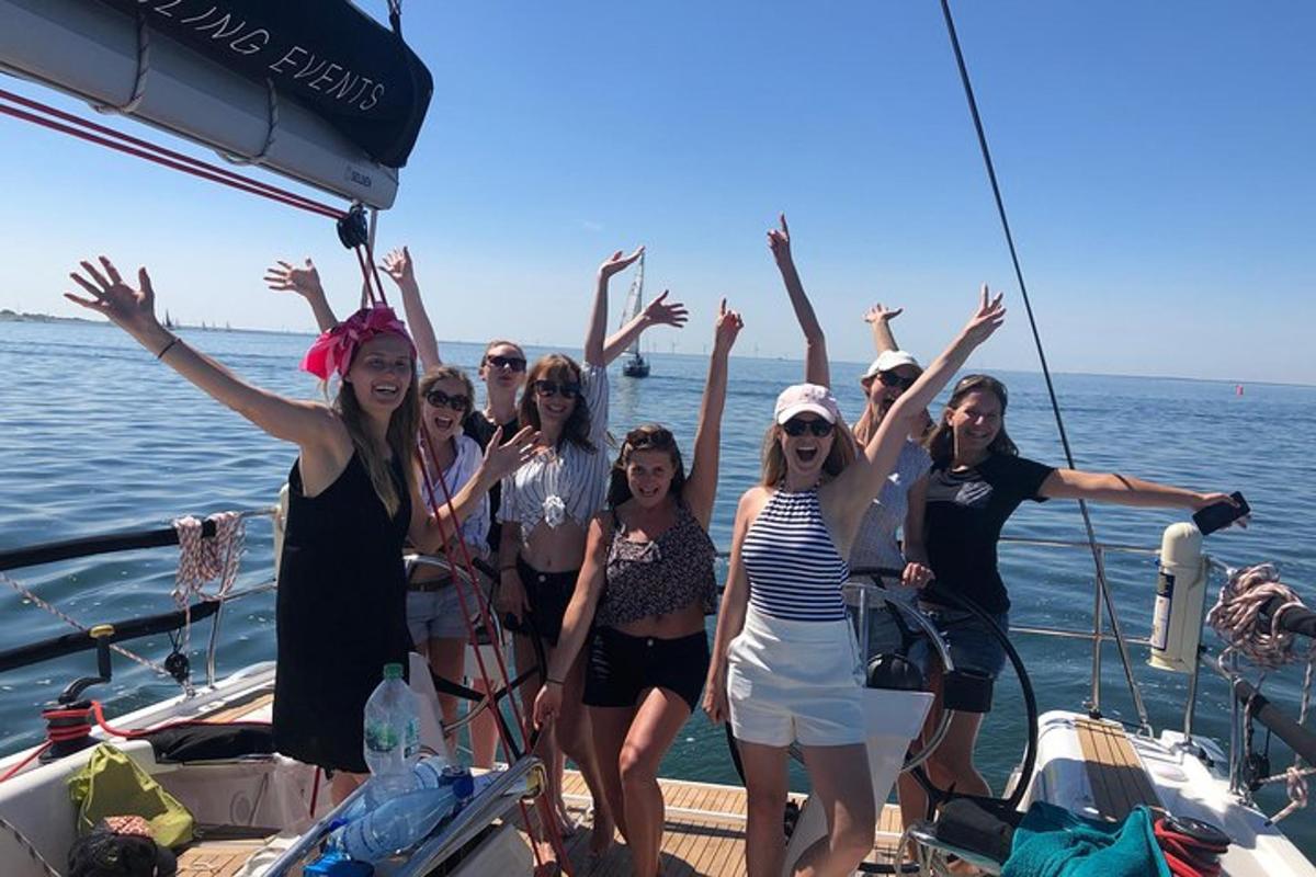 un grupo de personas en un barco en el agua