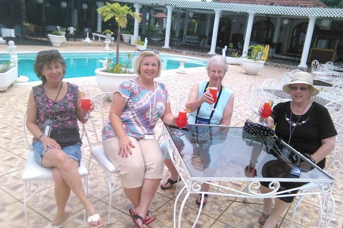 um grupo de três mulheres sentadas ao redor de uma mesa de vidro
