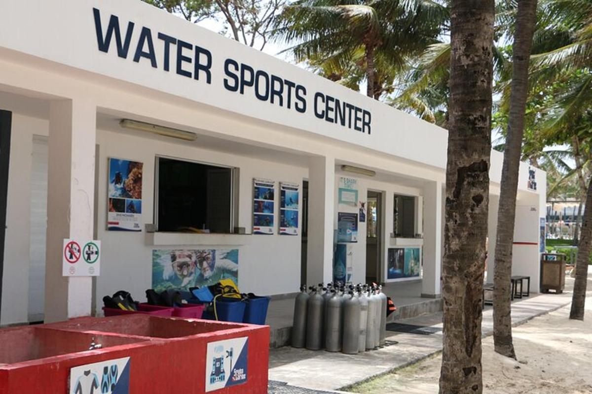 pusat sukan air dengan tong sampah di hadapannya