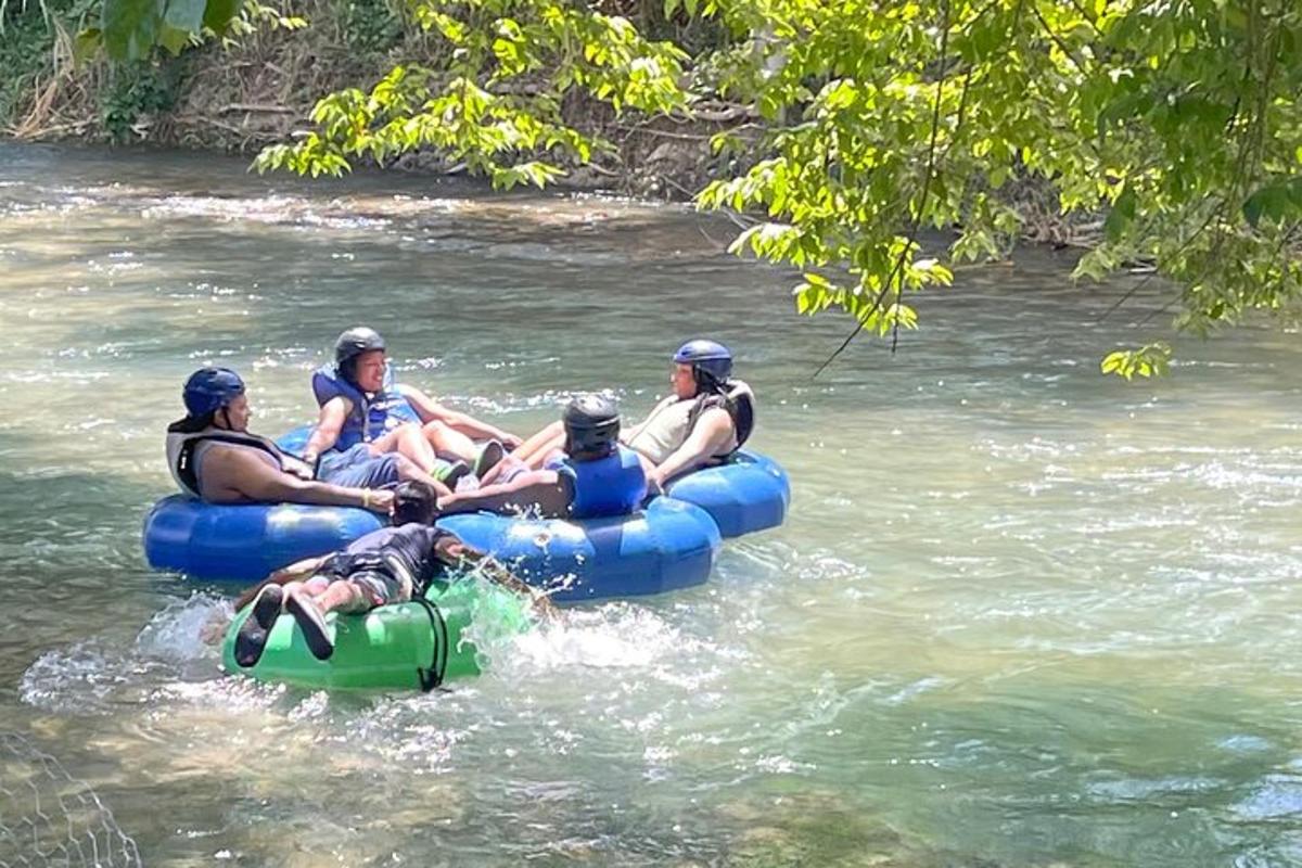 sekumpulan orang berakit menyusuri sungai