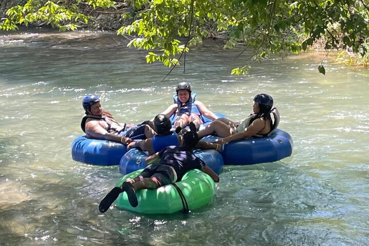 um grupo de pessoas está descendo um rio de rafting