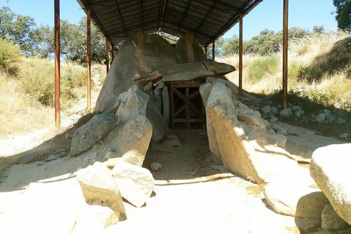 eine kleine Höhle in einer Felsstruktur mit einem Tisch