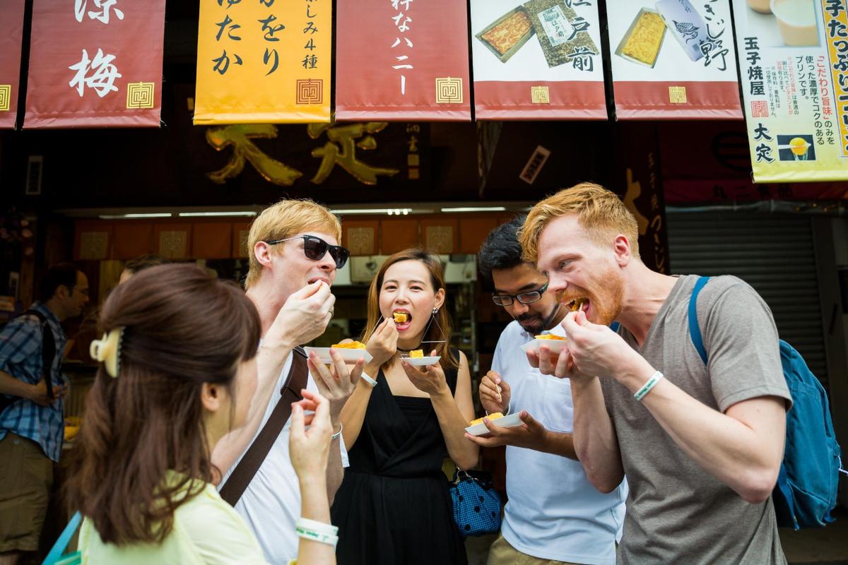 一群人在商店里吃饭