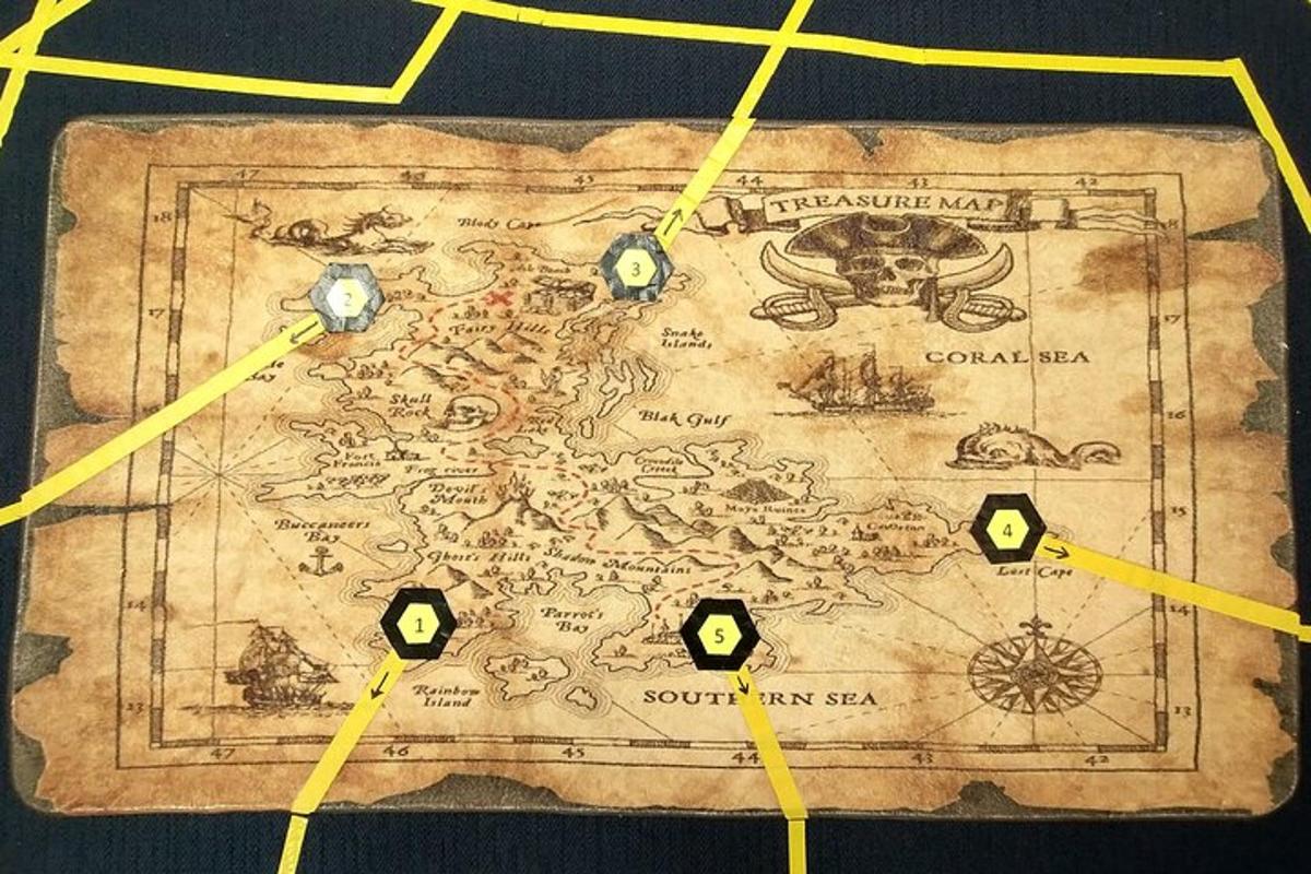 un tavolo con una mappa con orologi sopra