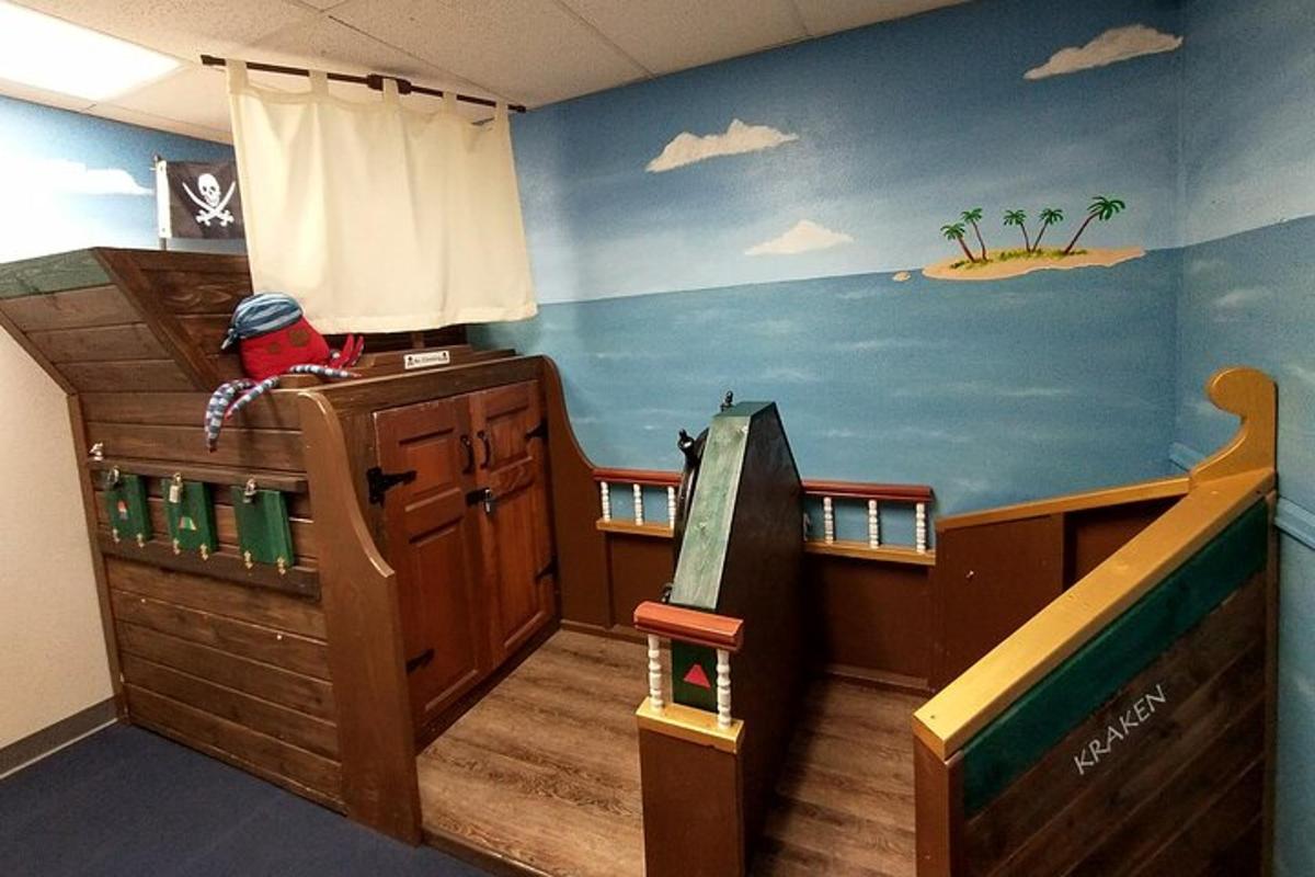 bilik kanak-kanak dengan mural kapal lanun di dinding