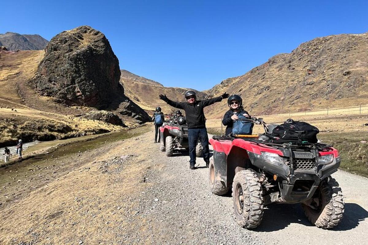 un gruppo di persone su quad su una strada sterrata