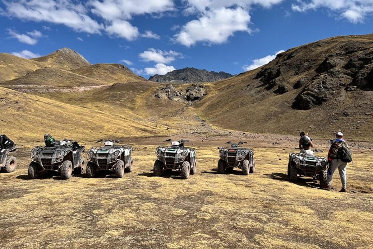 un gruppo di quattro quad e persone in piedi su una collina