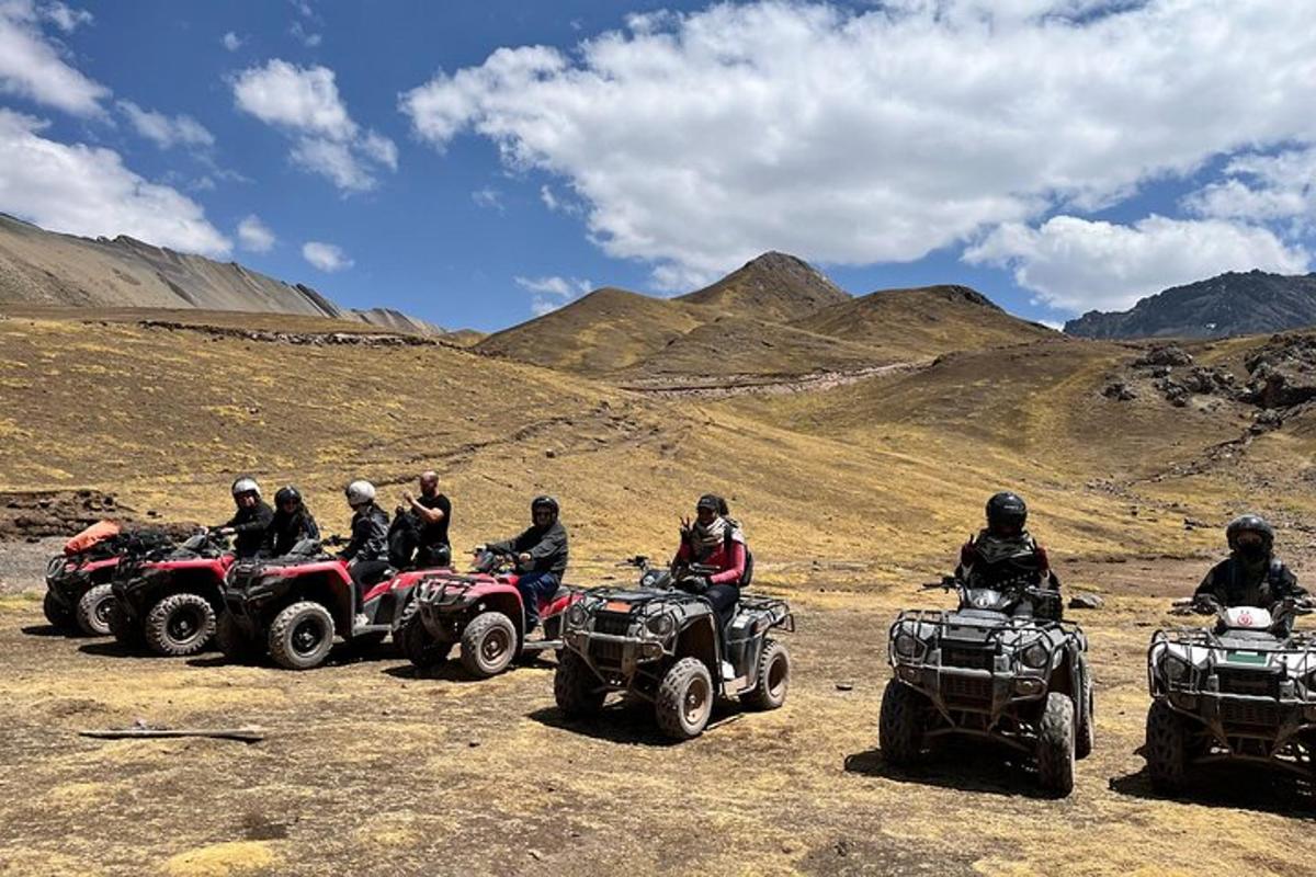 un gruppo di persone che guidano quad su una collina