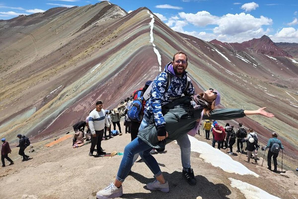 un uomo che porta una donna su una montagna