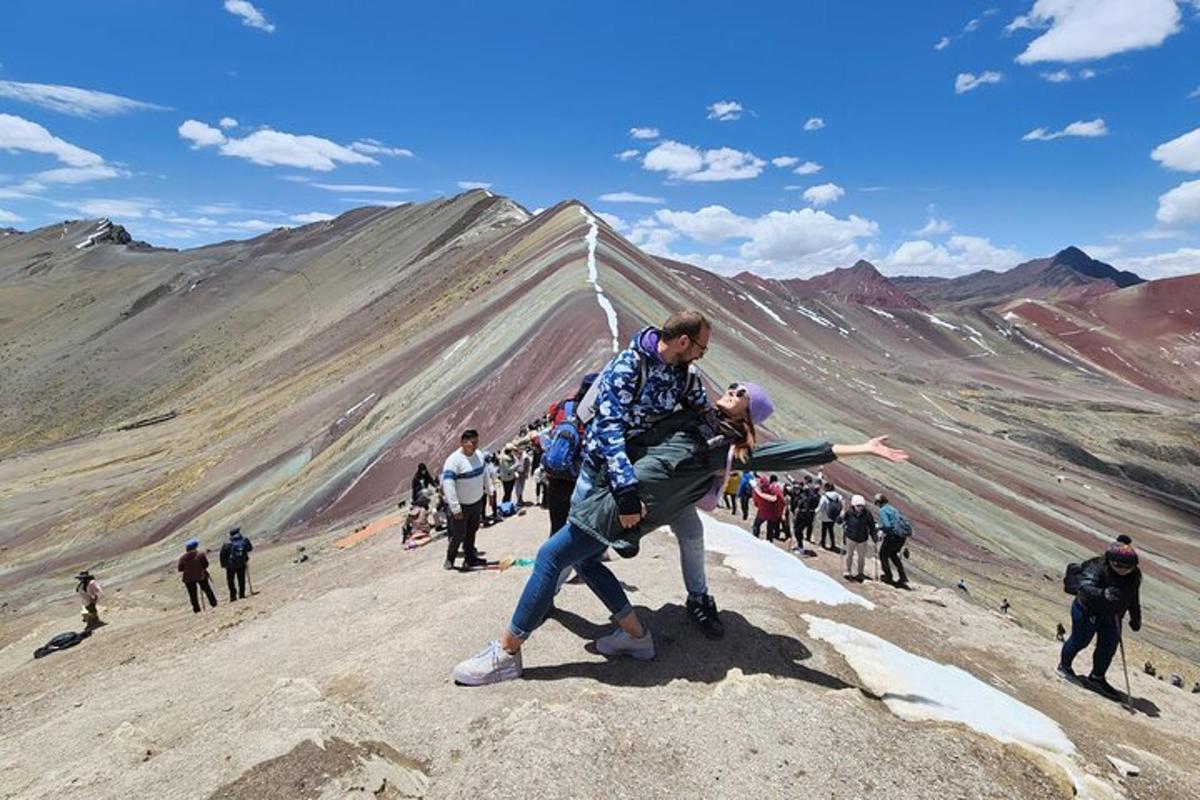 un gruppo di persone in piedi sulla cima di una montagna