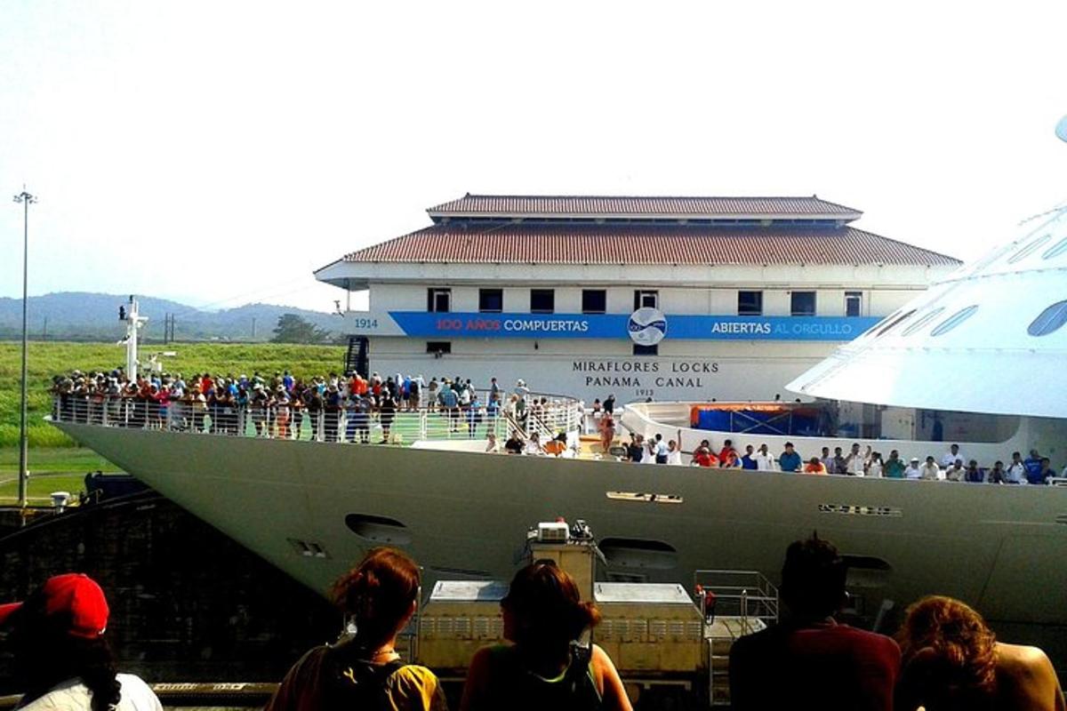 un grupo grande de personas en un crucero