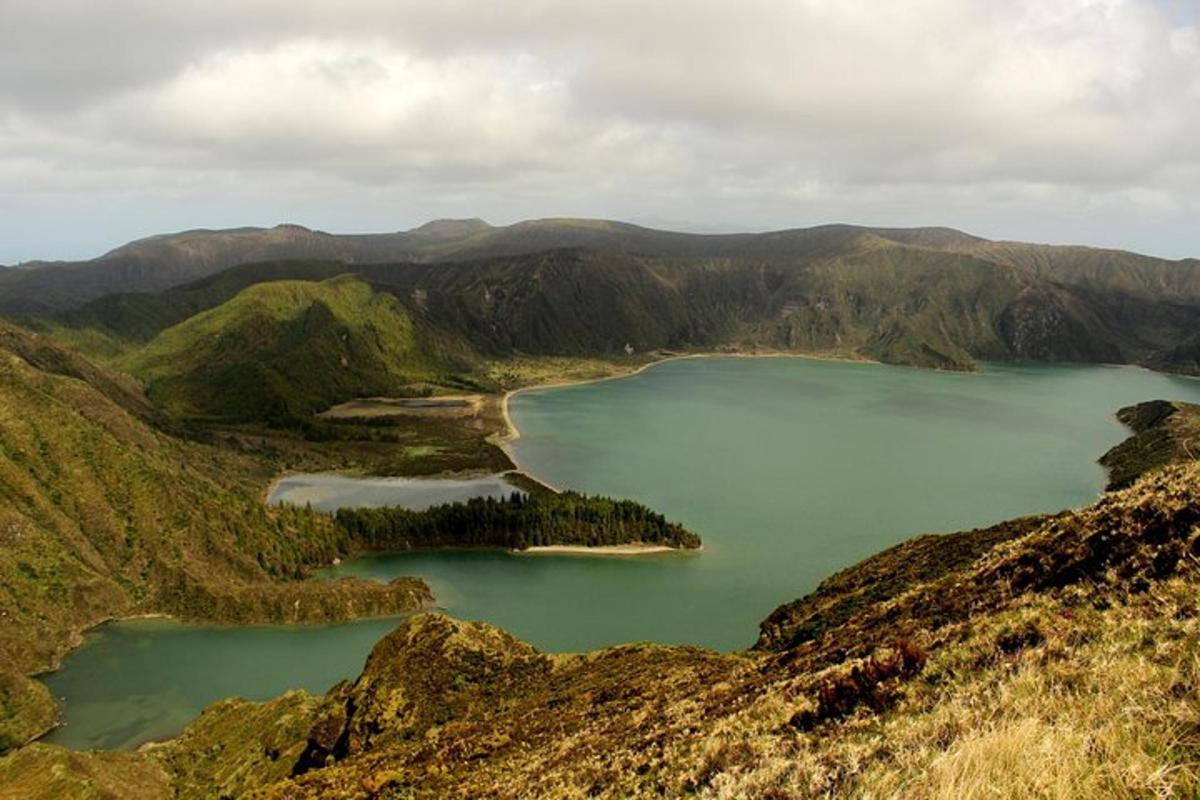una vista aerea di un lago in montagna