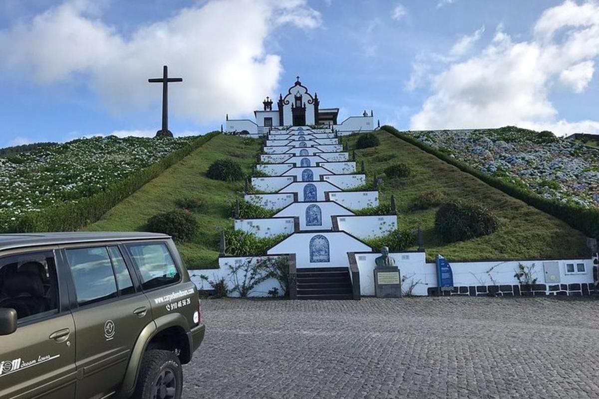 sebuah kereta diletakkan di hadapan sebuah gereja dengan salib