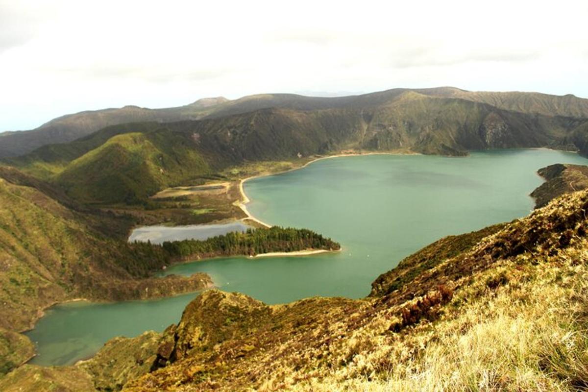 Letecký pohled na jezero v horách