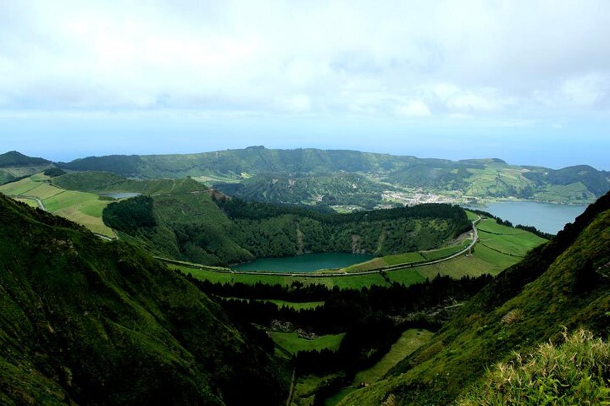 有湖泊和道路的山景