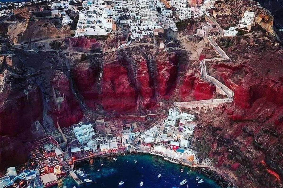 une vue aérienne d'une ville sur une montagne