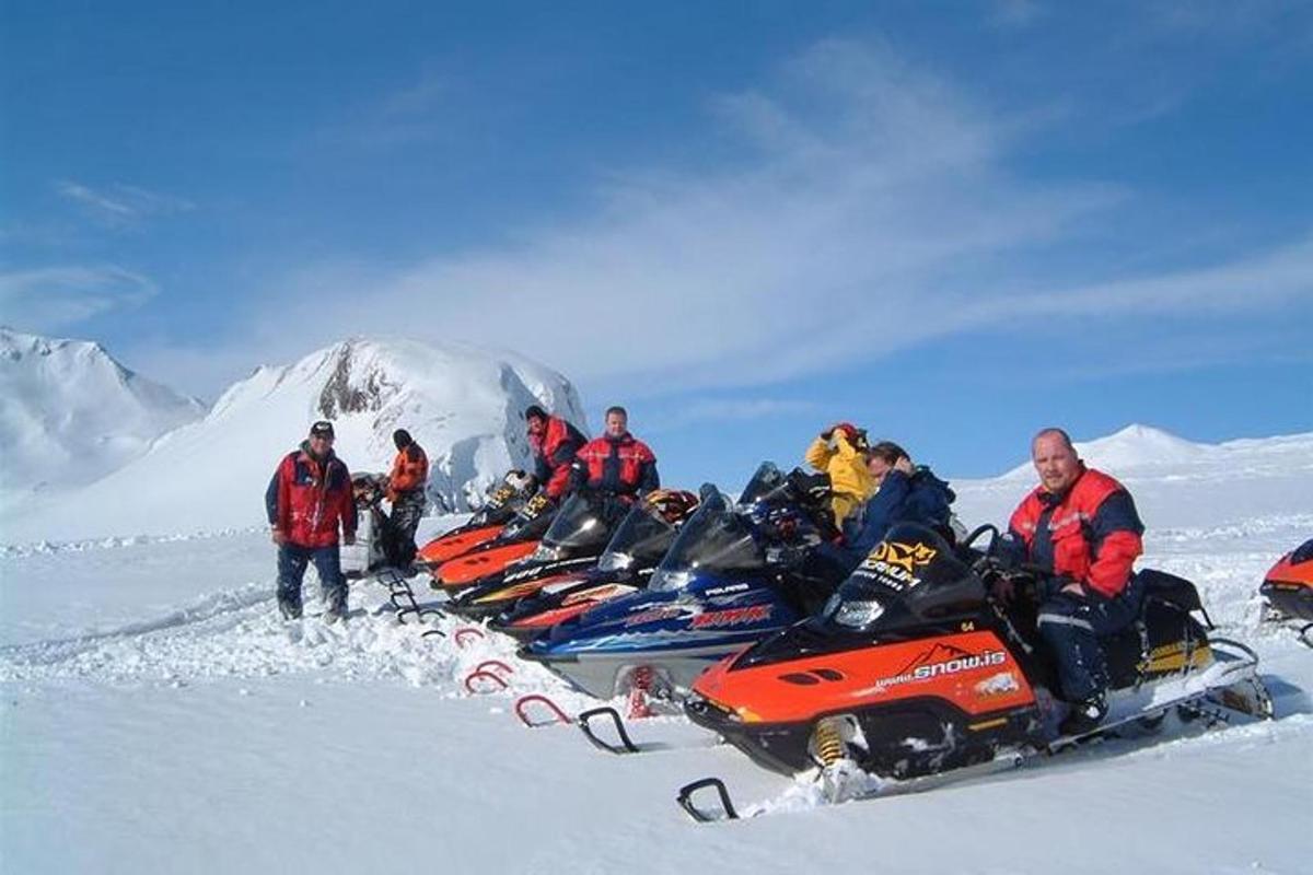 Un grupo de personas en una moto de nieve en la nieve.