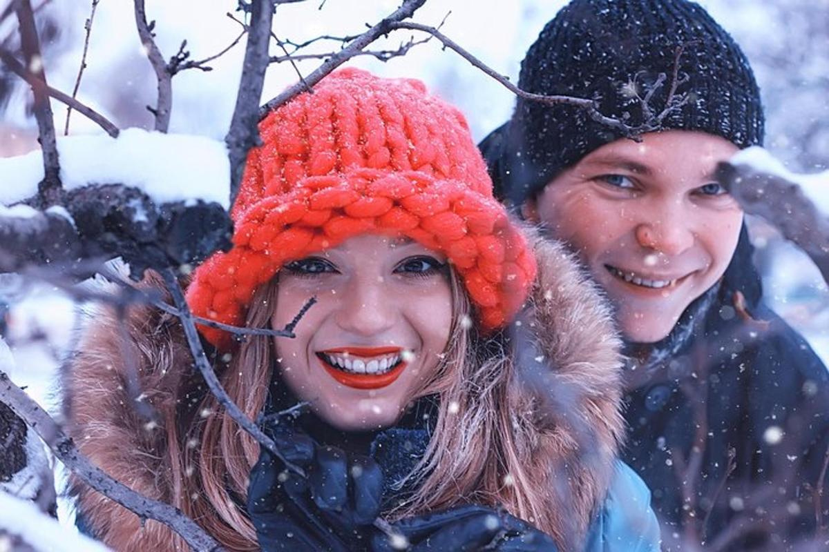 Dos personas están paradas en la nieve