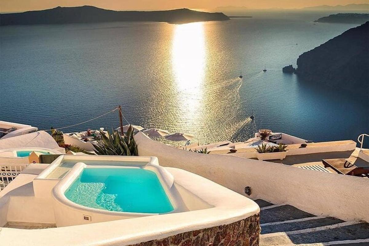 okyanus kıyısındaki bir tatil köyünün kenarındaki jakuzi