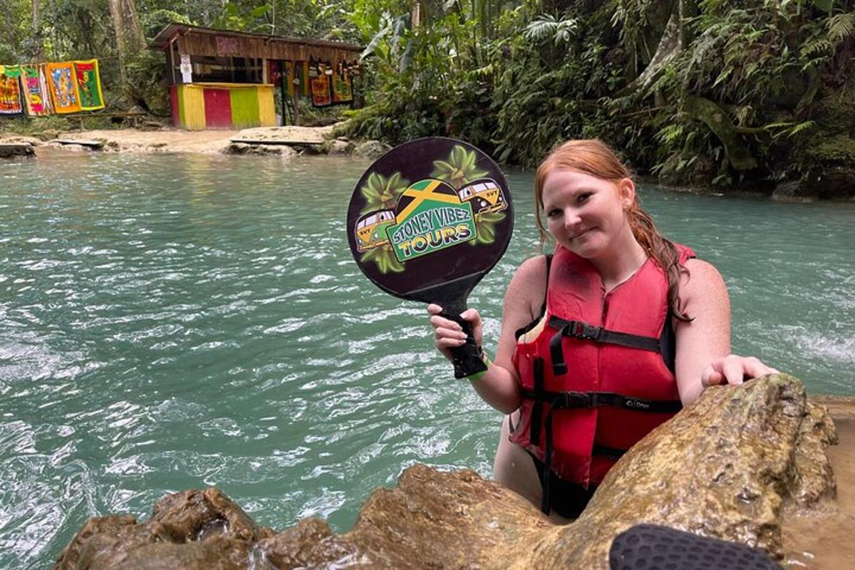 isang batang babae ang may hawak na sagwan sa tubig