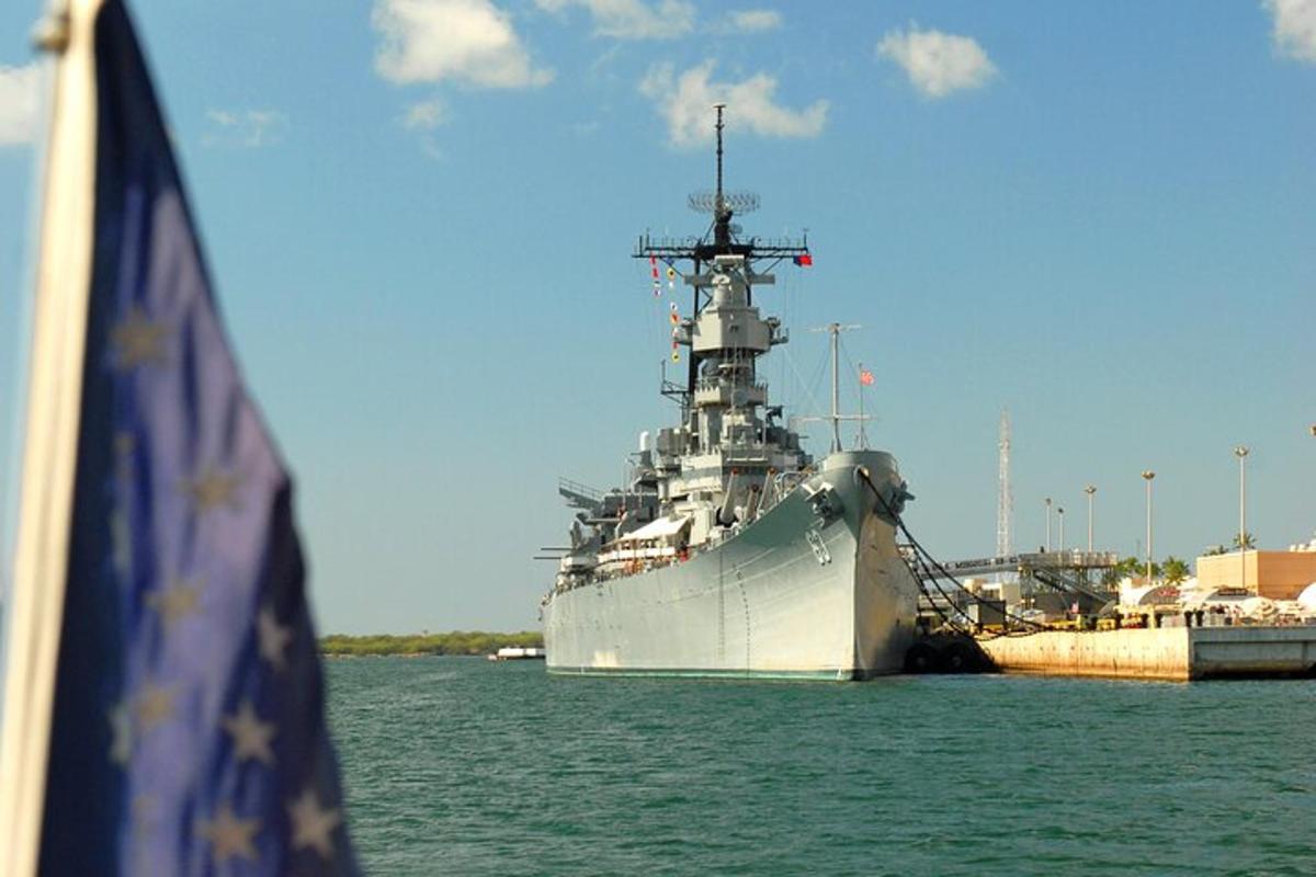 um grande navio está parado na água