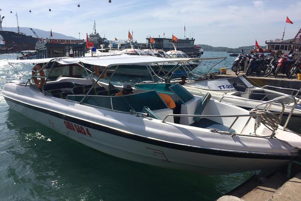 dois barcos estão atracados em um cais na água