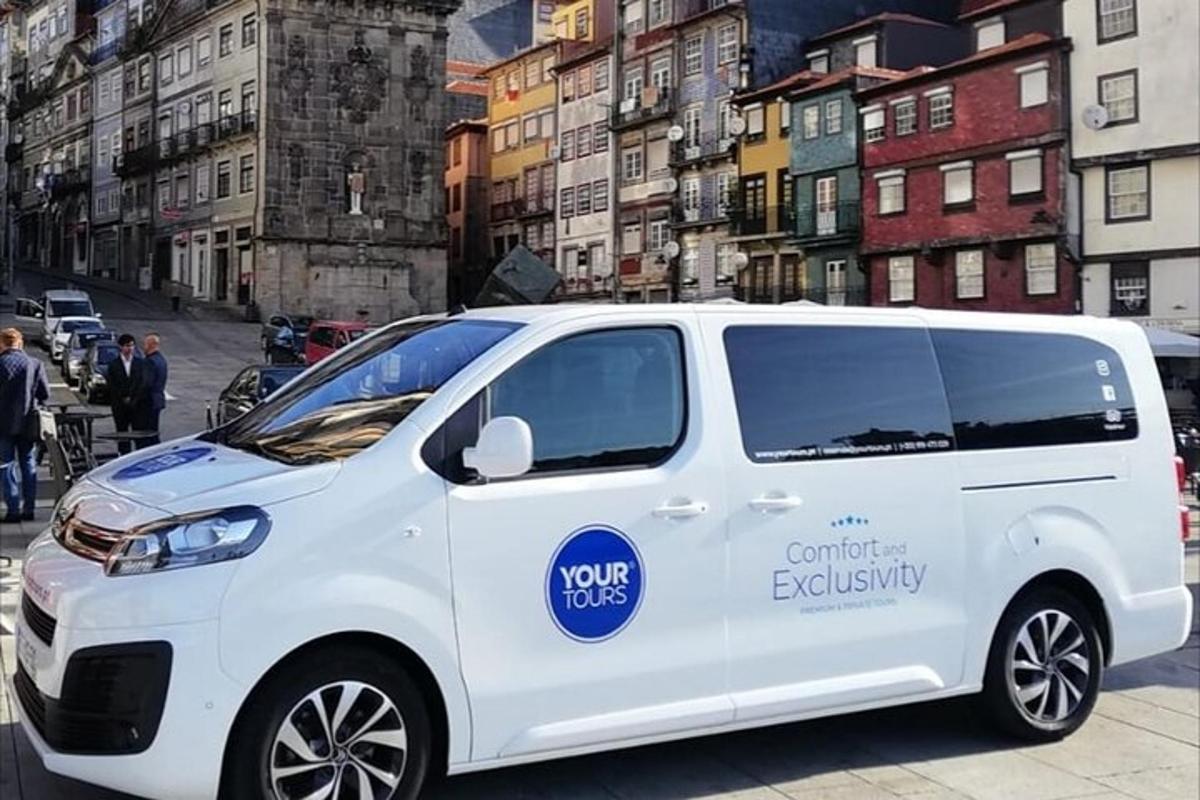 uma van branca estacionada em uma rua da cidade