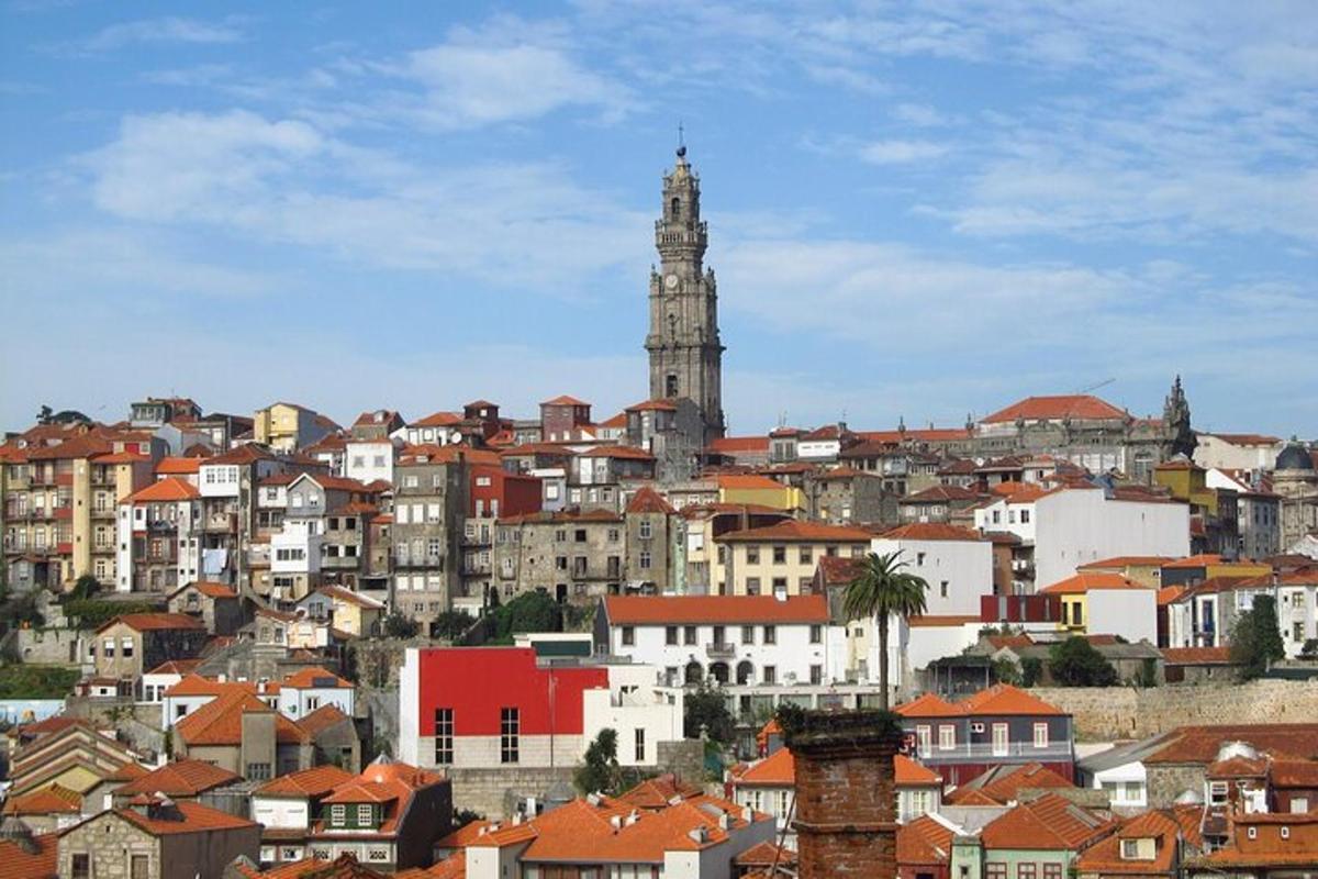 uma vista de uma cidade com uma torre do relógio